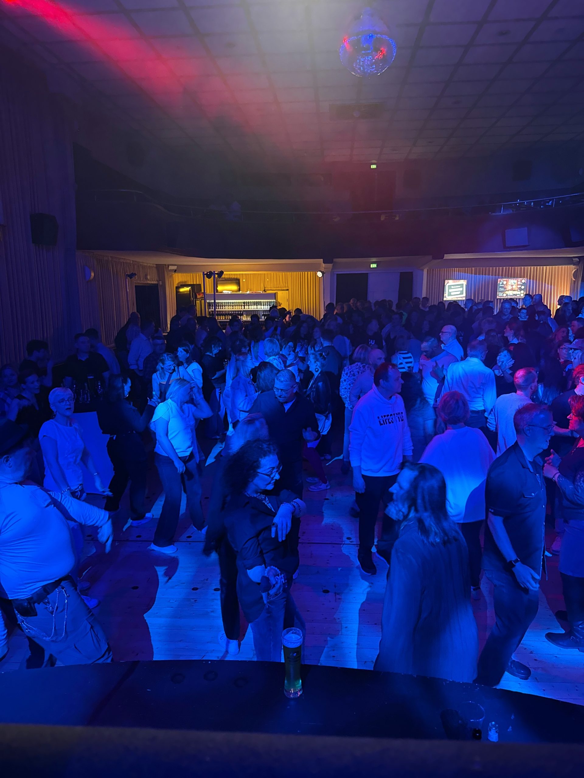 Voller Floor – 90er Party Universum Bünde