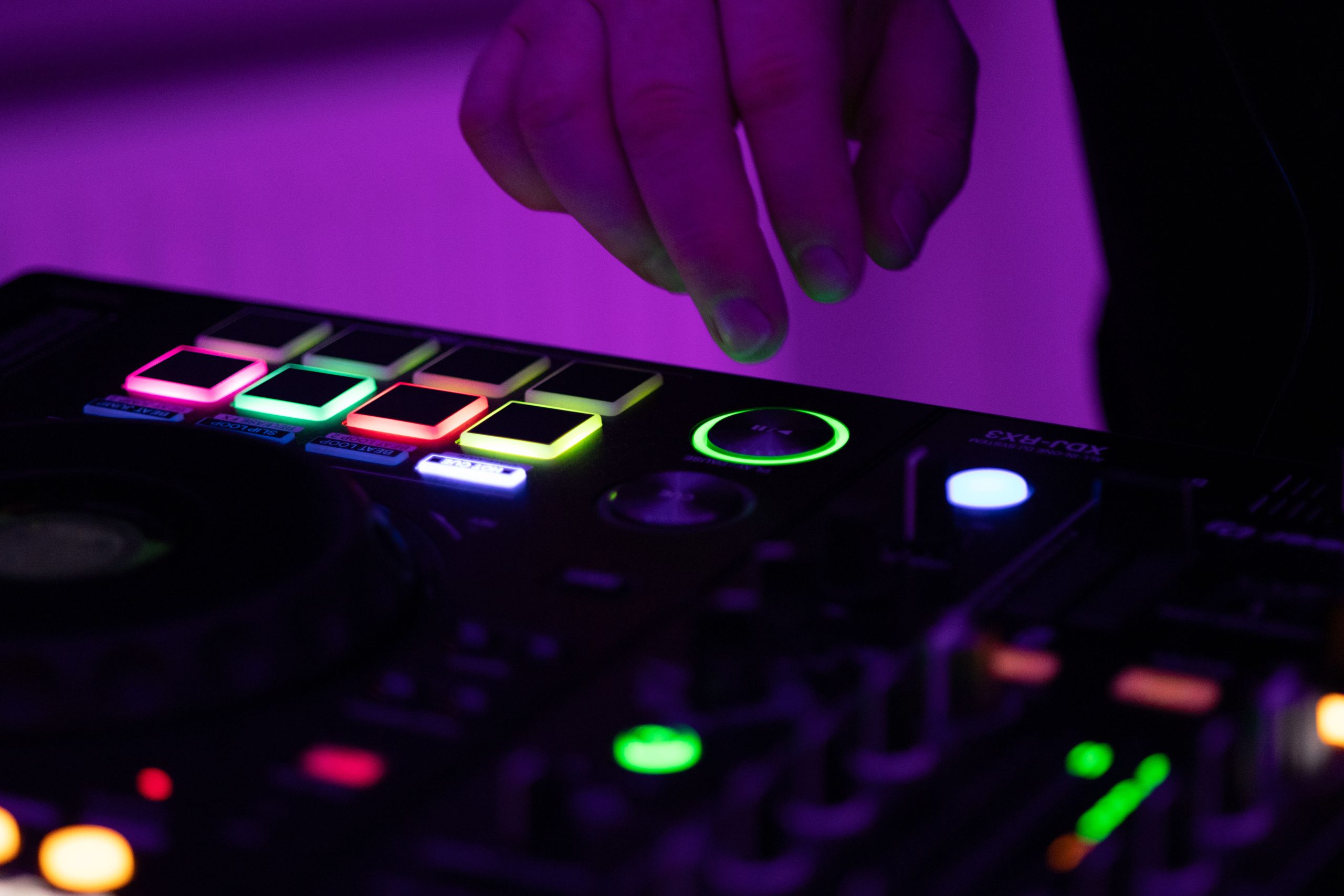 DJ-Controller mit violettem Licht