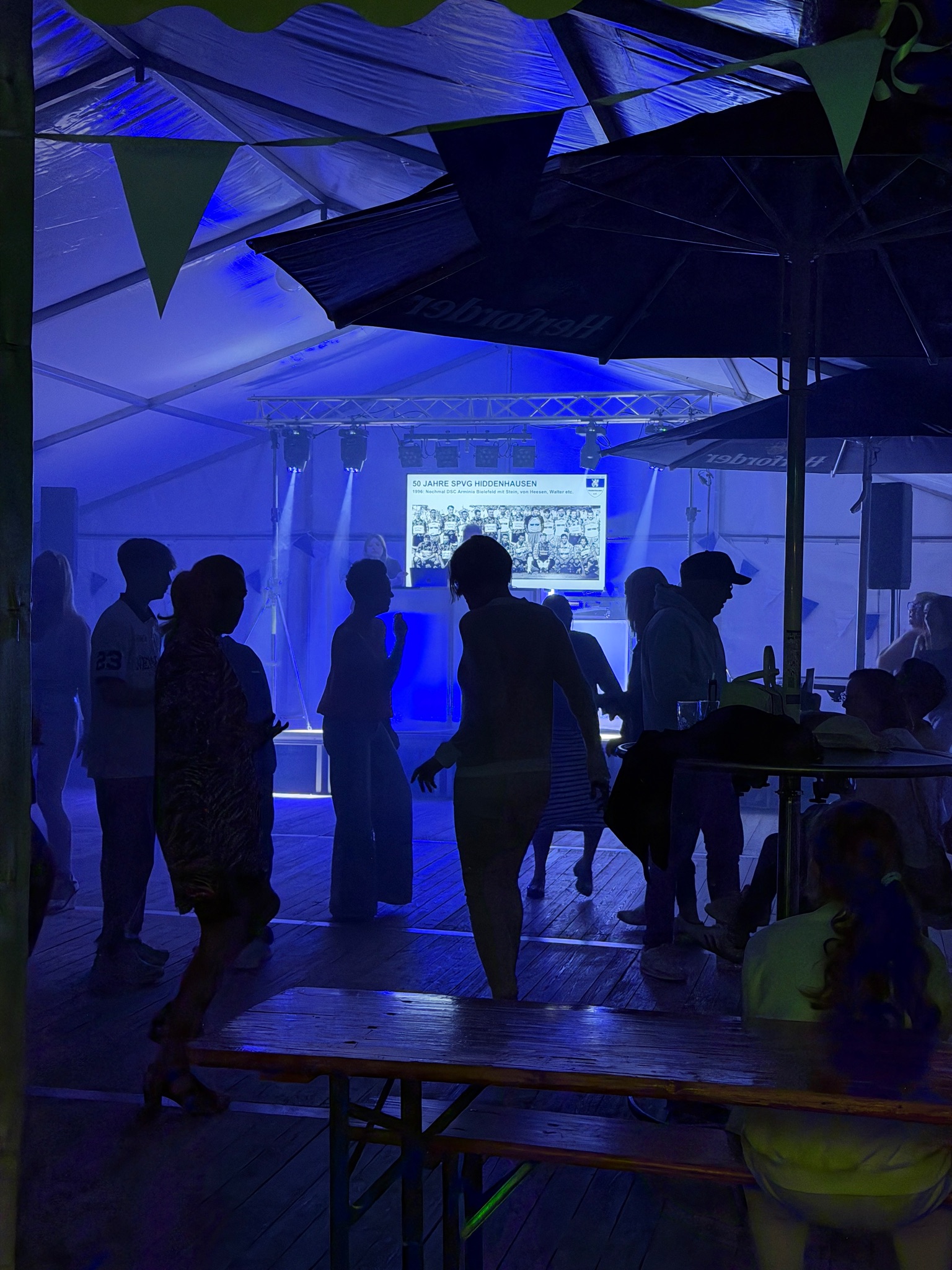 Tanzflaeche beim Zeltfest 50 Jahre SpVg Hiddenhausen